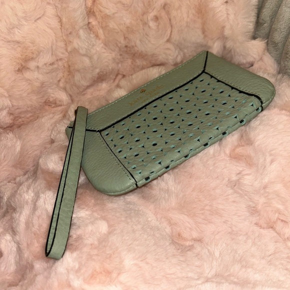 Kate Spade Mercer Isle Bee Perforated Mint Green Leather Wristlet Coin Purse - Picture 2 of 8